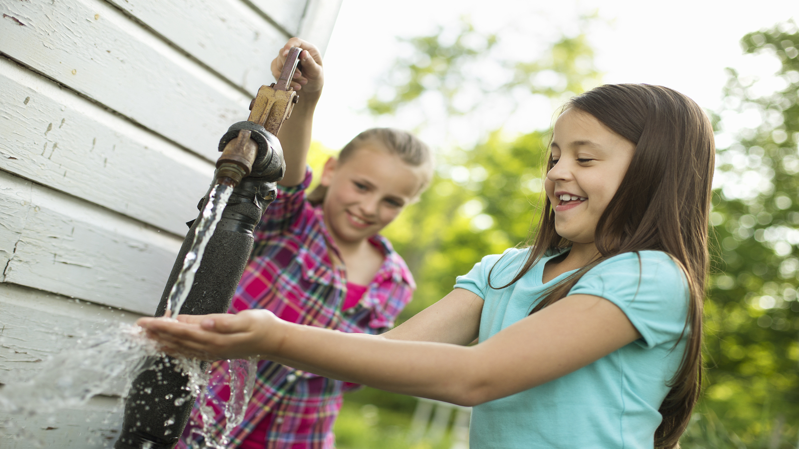duas garotas lavando as Mãos com a tcnologia Bomba de Acionamento Manual