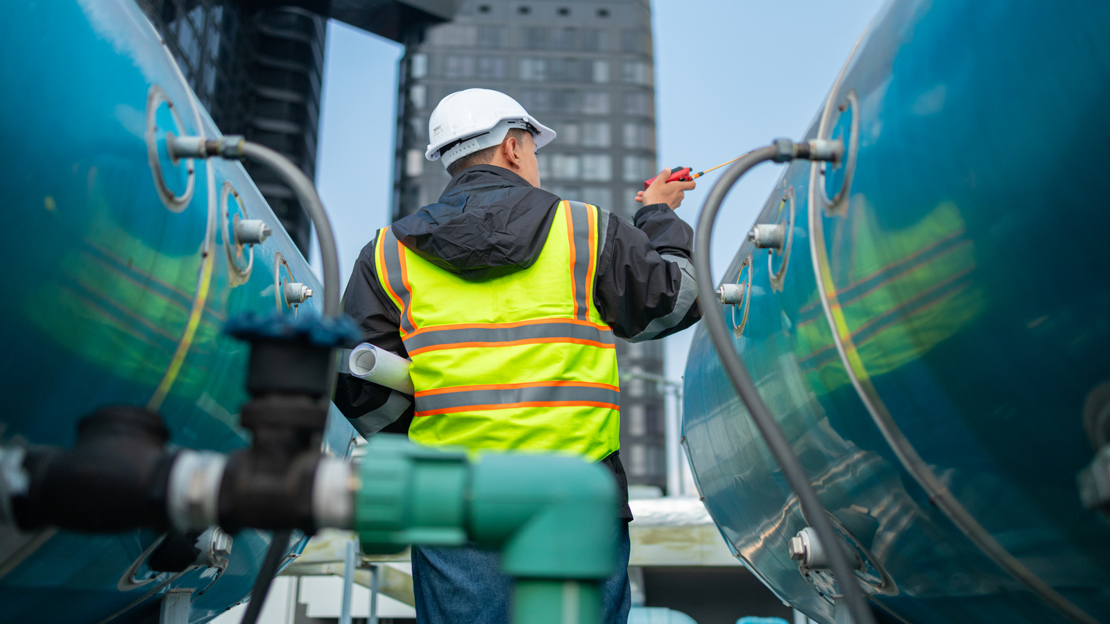 trabalhado em meio a caixas d'agua com Boias de Nível