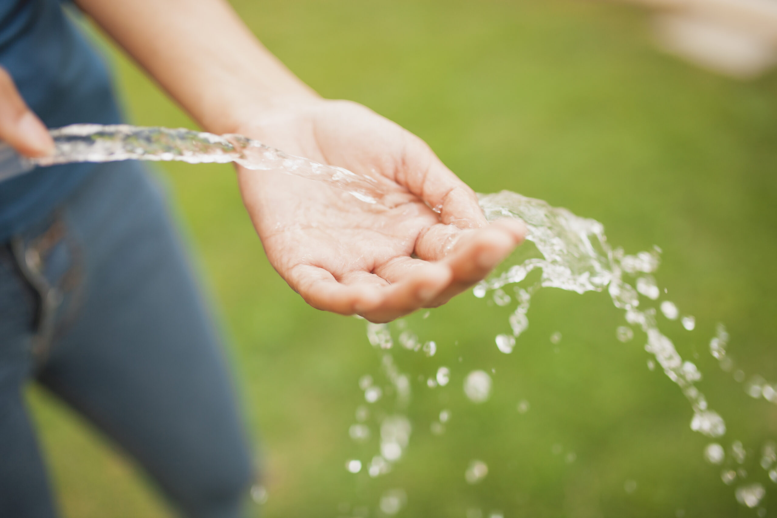 agua sendo bombeada para mãos com Bomba d'Água Portátil