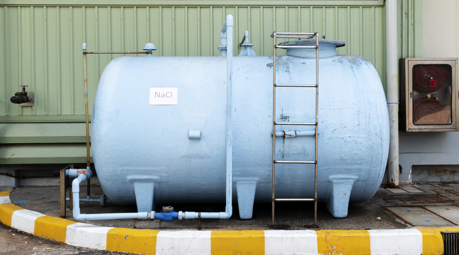 reservatorio alimentado por bomba de agua