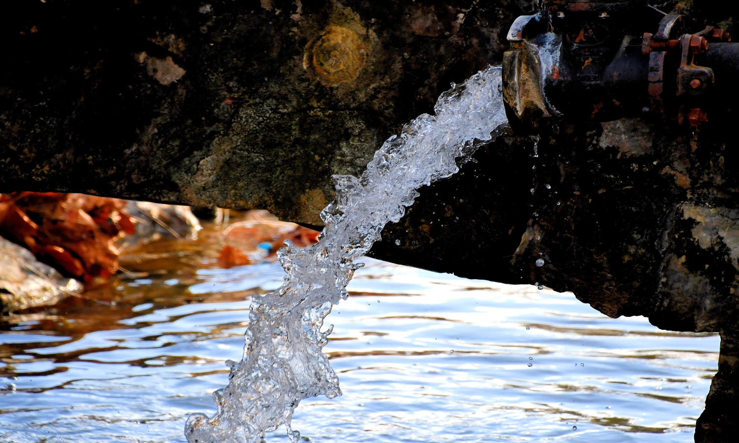 cano expelindo agua em rio