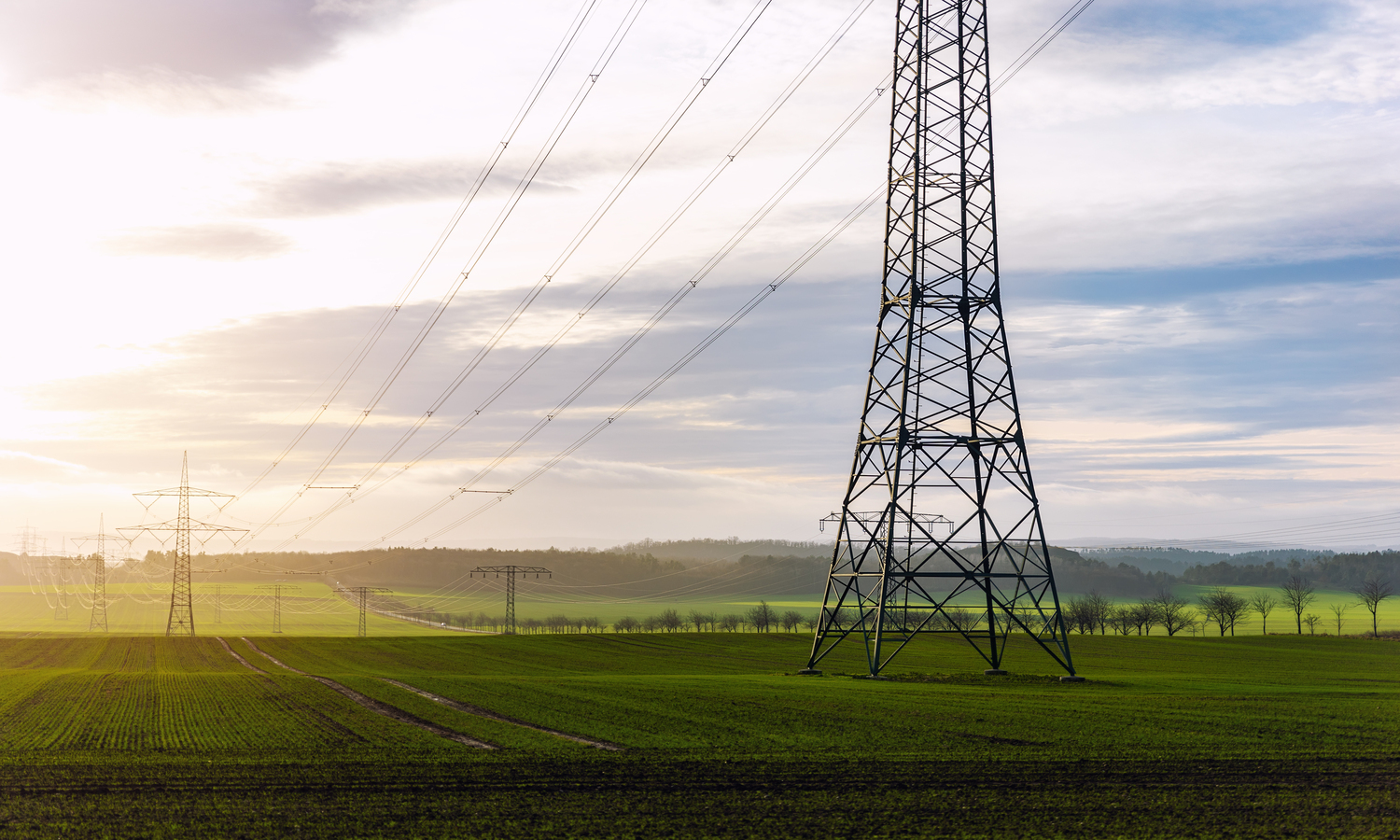 rede eletrica em campo junto ao horizonte