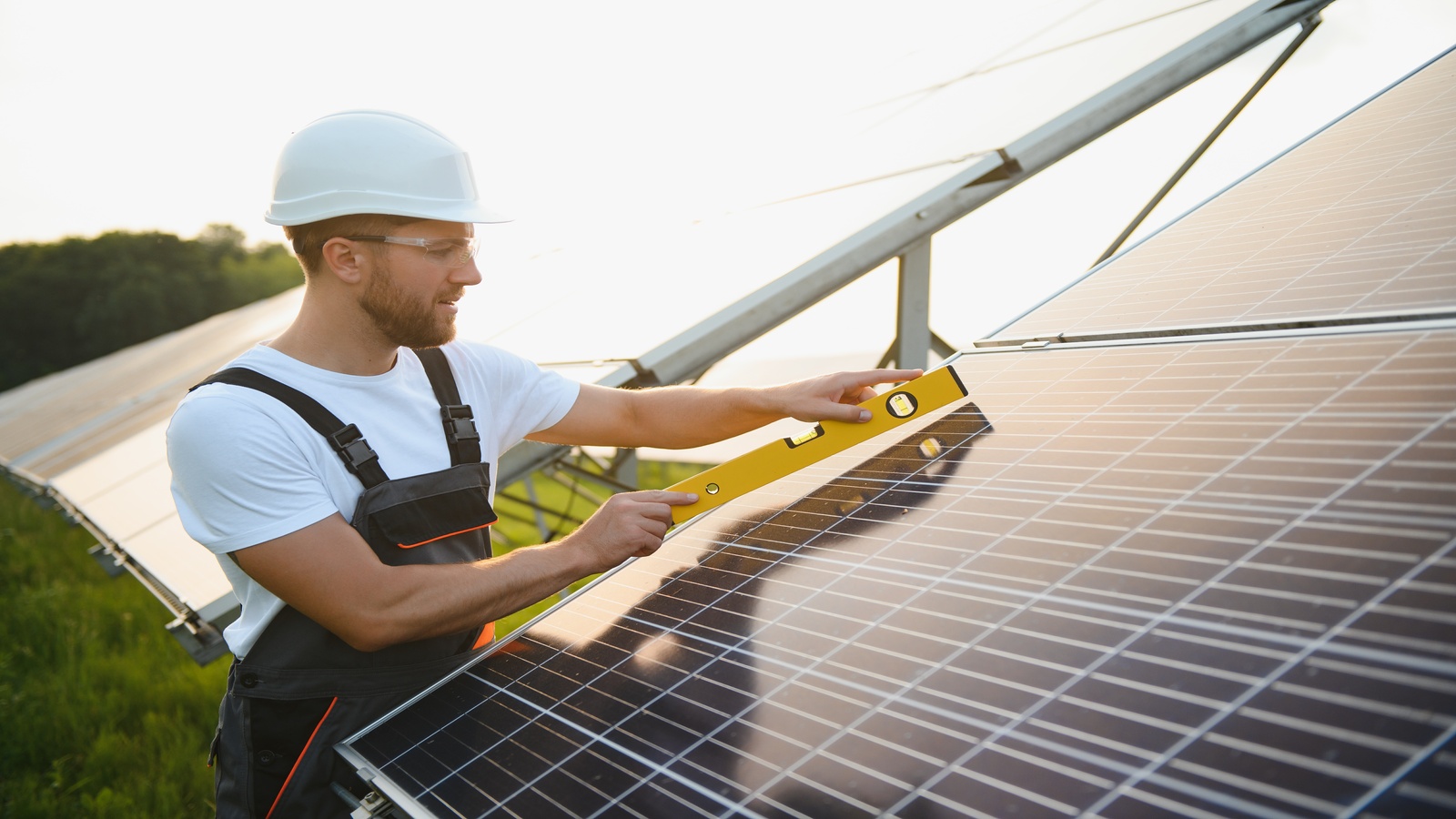 vista de lado de um tecnico em modulos solar