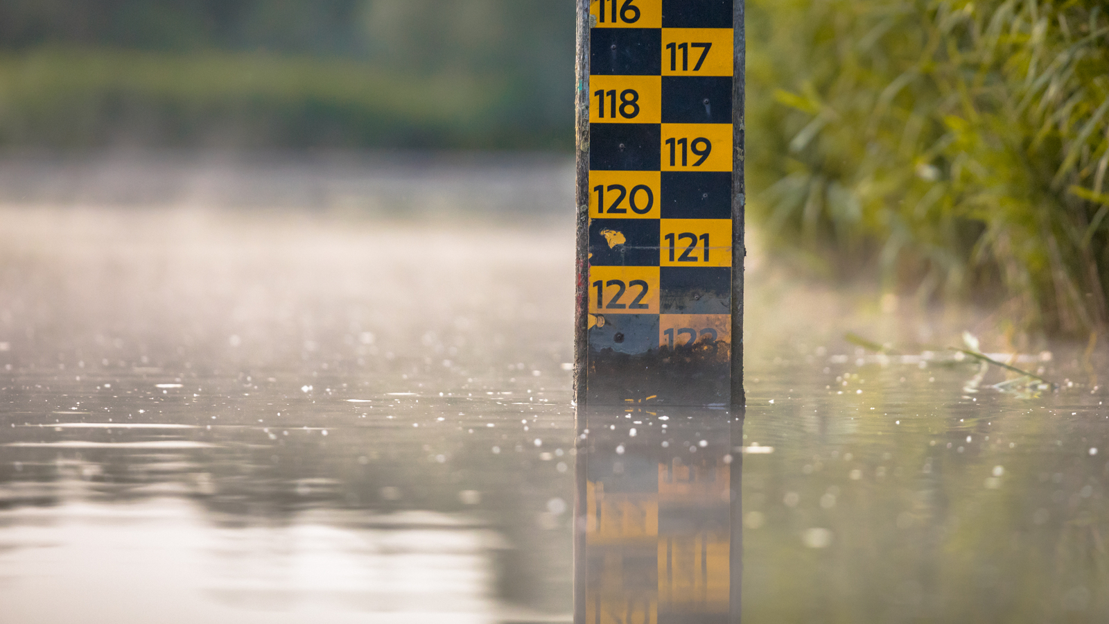 regua para controle de nivel da agua em lago