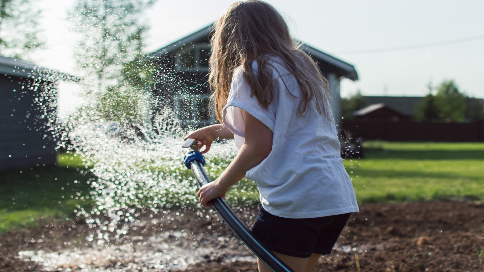 mulher utilizando agua proveniente de Bomba Submersa para Poço Artesiano