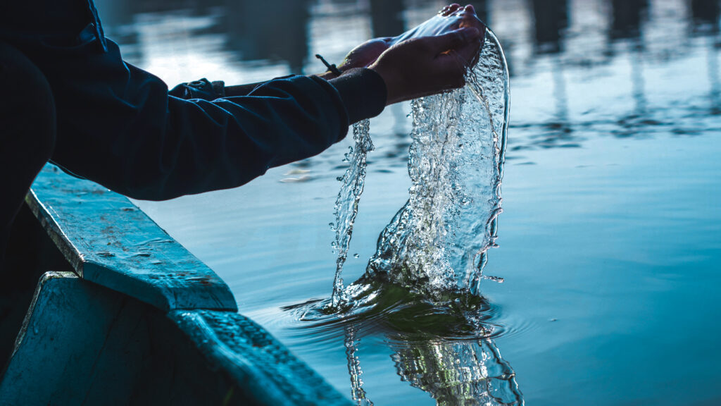 agua abundate em reservatoria que opera com Bomba Submersa Vibratória