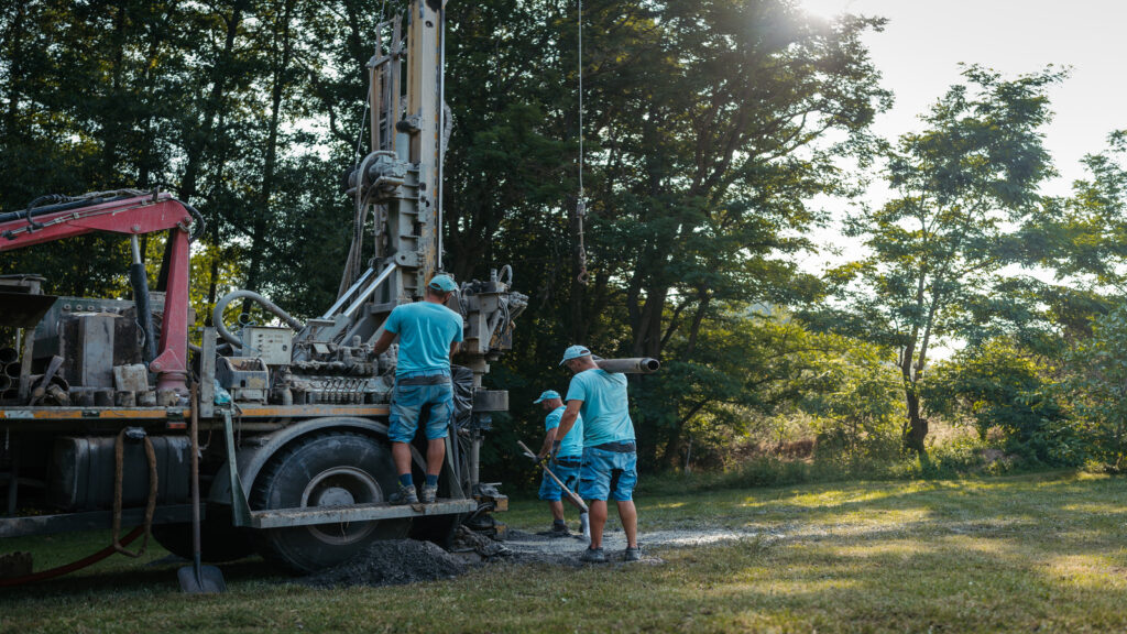 varios profisionais dedicado a instalação de uma Bomba d’Água para Poço Artesiano