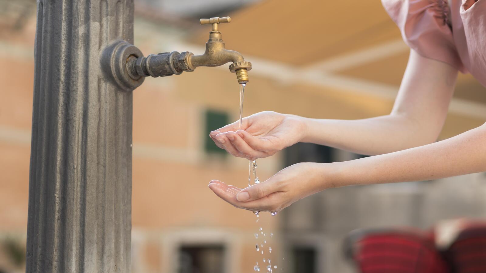 agua saindo de torneira proviniente de uma Bomba Submersa Vibratória