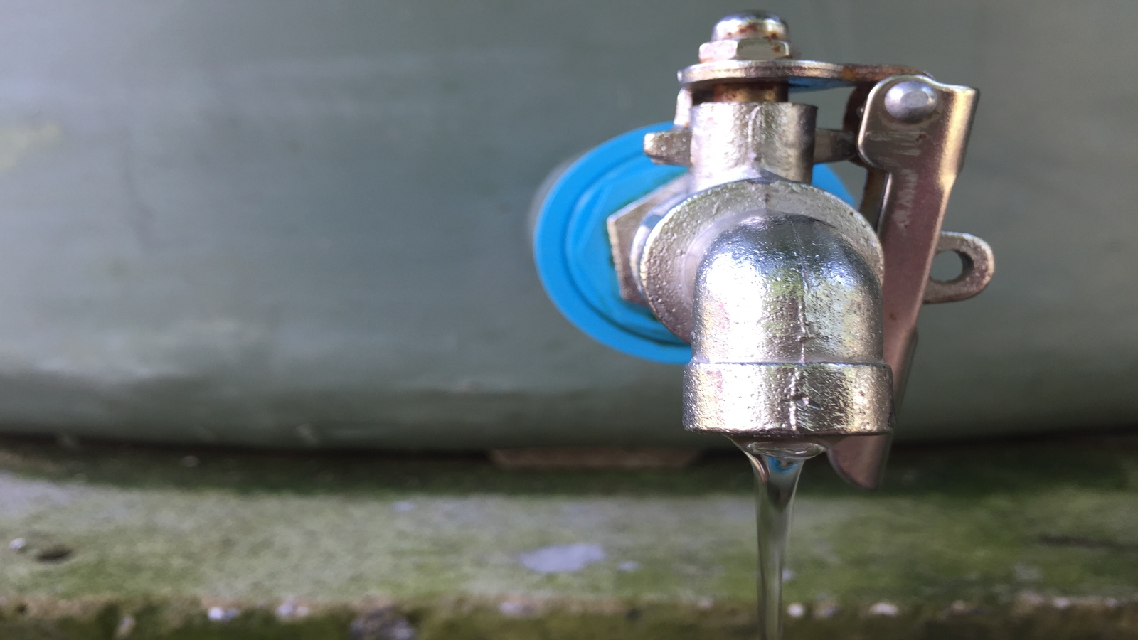 Bomba de Água Elétrica levando agua para torneira que esta vazando