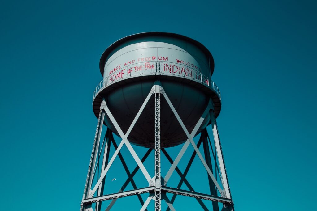 grande cisterna indutrial que usa uma bomba para agua