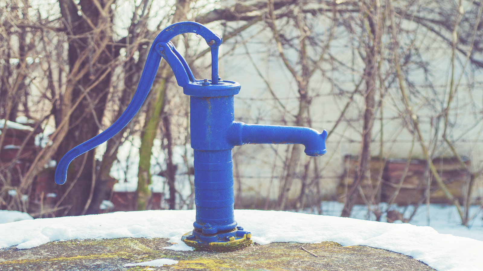bomba de agua manual antiga em operação