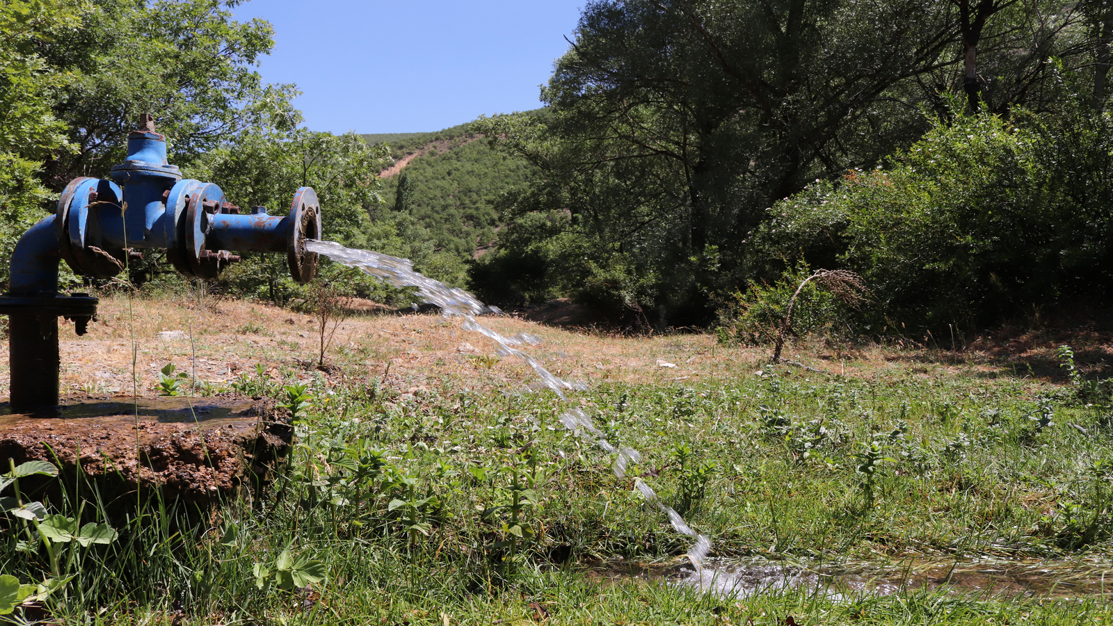 agua sendo retirada de Poço caipira