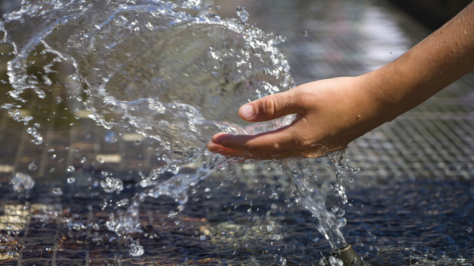criança usando agua proveniente de uma Bomba de água elétrica