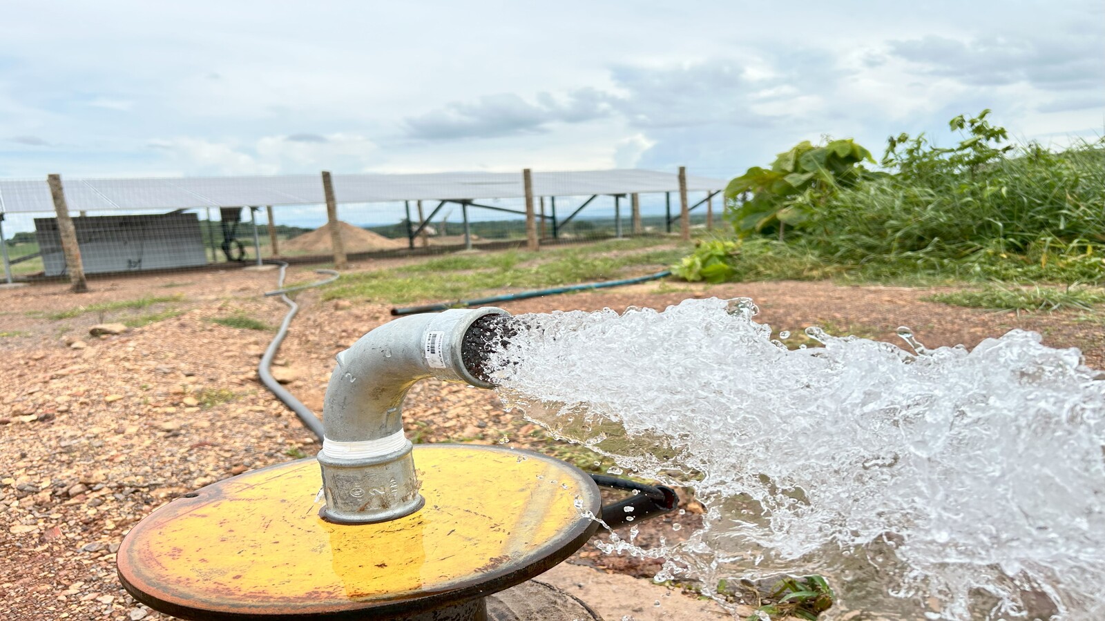 grande quantidade de agua sendo movimentada por Bomba d’água submersa em propriedade rural