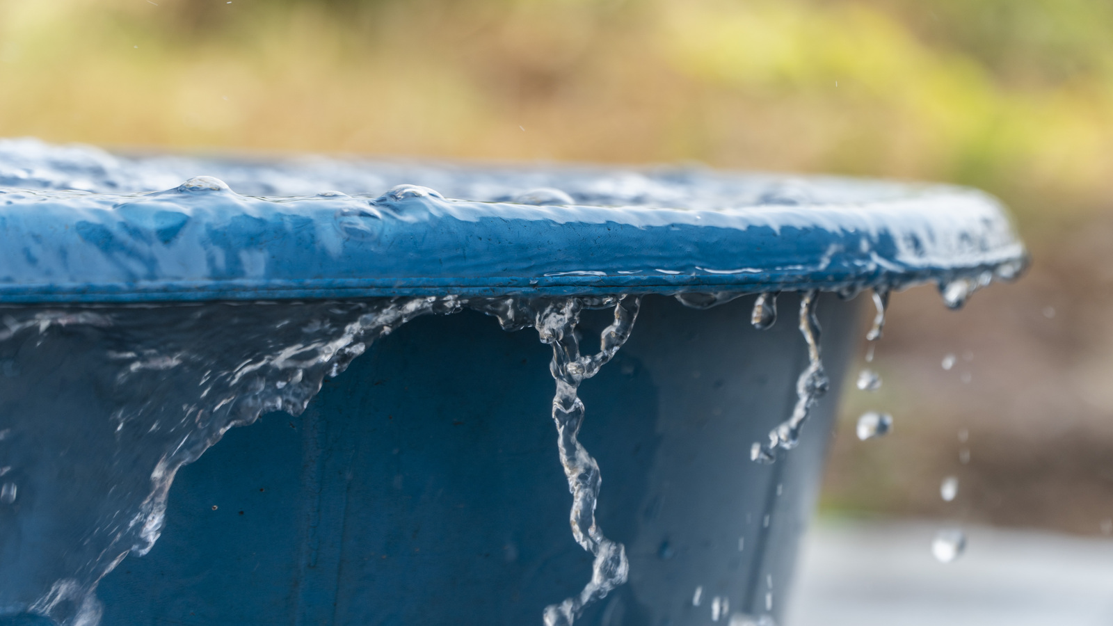 caixa de agua tranbordando, problema quye seria evitado com um sistema de Acionamento de bomba d agua anauger