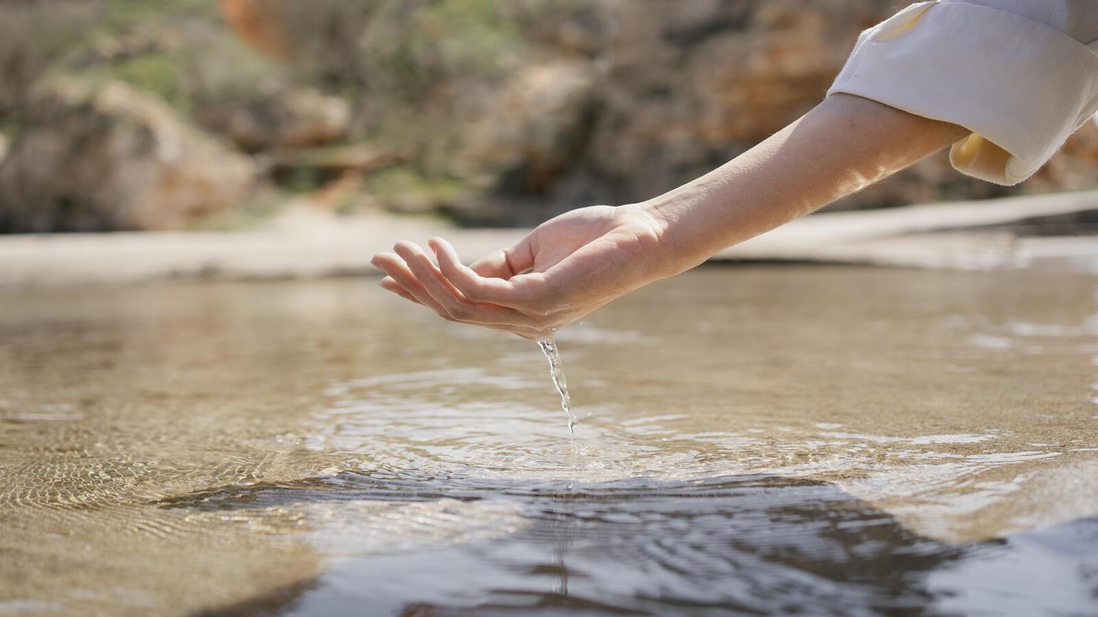 jovem com agua em m~]ao simbolizando uma boa bomba domestica